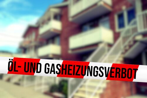 Vor einem Haus ist ein Hinweis betreffend Öl- und Gasheizungsverbot