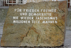 Mahnstein vor Geburtshaus von Adolf Hitler in Braunau 