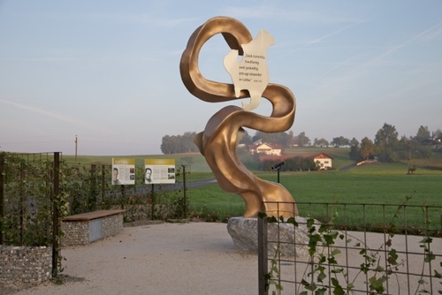 Skulptur entlang des Franz-Xaver-Gruber-Weges