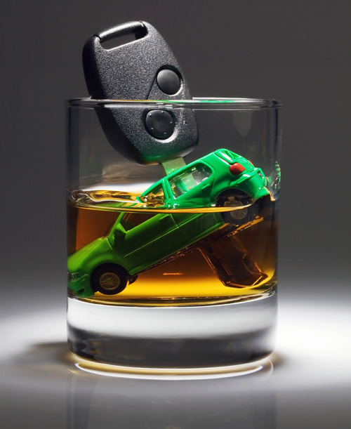 Autoschlüssel und Glas mit Alkohol