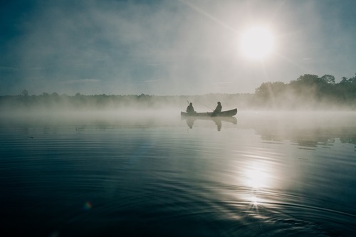 Fischerboot im Nebel auf See