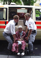 ÖRK Zivildienstleistende transportieren ältere Dame mit dem Tragsessel 