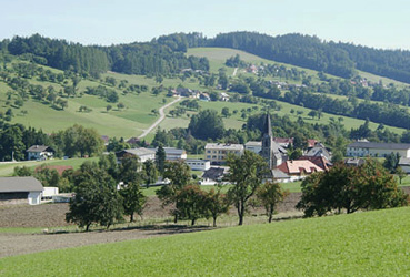 Charakteristisches landschaftliches Erscheinungsbild der Raumeinheit mit reich strukturiertem Grünland, Wäldern und Siedlungen (im Bild St. Konrad) 