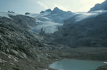 Hallstättergletscher mit Eissee, im Hintergrund der Dachstein 