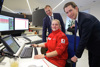 Landeshauptmann Thomas Stelzer und Bundeskanzler Sebastian Kurz mit einer Mitarbeiterin des Roten Kreuz OÖ