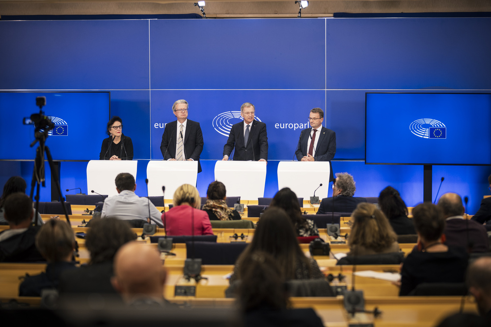 v.r.n.l.: KL Schweeger, LH Stelzer, LH Drexler, EUP Heide bei der Präsentation im EU-Parlament