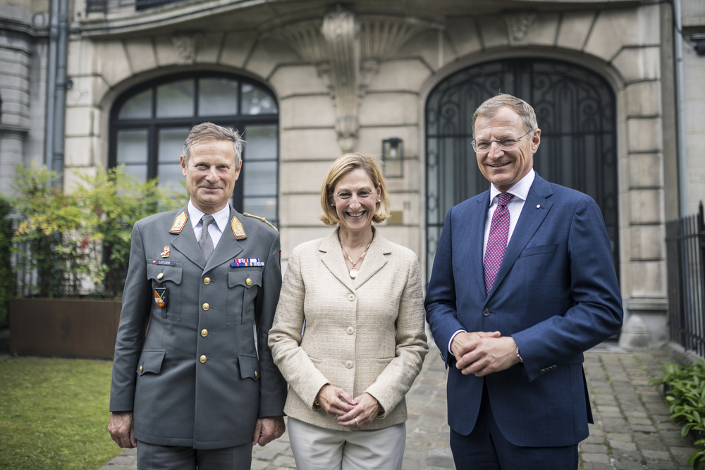 LH Stelzer mit Botschafterin Kornfeind und Oberst Weniger