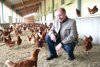 Agrar-Landesrat Max Hiegelsberger bei einem oberösterreichischen Legehennenbetrieb