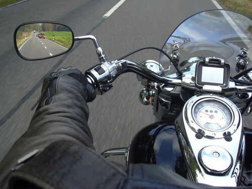 Blick auf die Straße aus der Sicht eines Motorradfahrers 