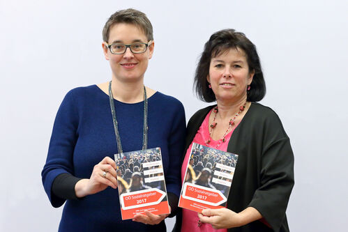 Mag.a Dorothea Dorfbauer (Vorsitzende Sozialplattform OÖ) und Soziallandesrätin Birgit Gerstorfer präsentieren den Sozialratgeber 2017