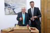 Kreishauptmann Jiří Zimola überreichte Landeshauptmann Dr. Josef Pühringer als Abschiedsgeschenk ein von Schülern gestaltetes Schachspiel aus Holz