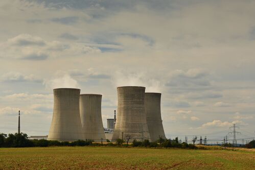 Atomkraftwerk, vier Kühltürme, bewölkter Himmel