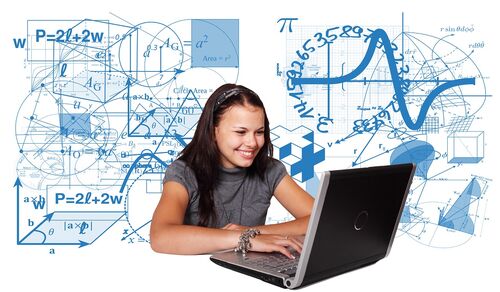 Lächelndes Mädchen schreibt am Laptop, mathematische Formeln und Formen im Hintergrund