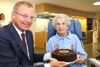 Landeshauptmann Thomas Stelzer gratuliert der ältesten Österreicherin Anna Wiesmayr zum 110. Geburtstag