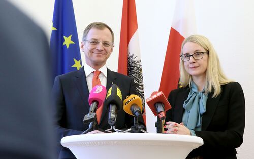 Landeshauptmann Mag. Thomas Stelzer mit Wirtschaftsministerin Dr. in Margarete Schramböck