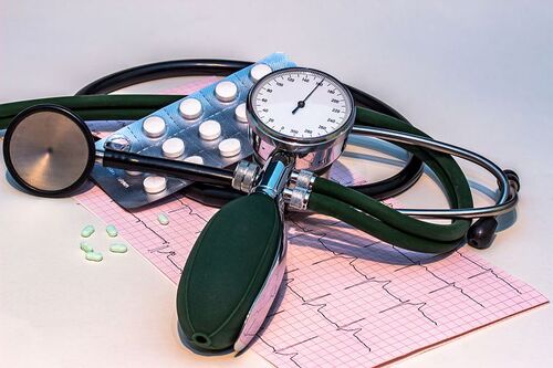 Blutdruckmessgerät und Tabletten