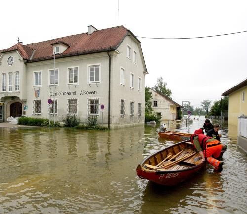 Gemeindeamt Alkoven im Hochwasser 2013, zwei Zillen mit drei Männern