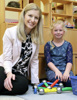 Mag.a Christine Haberlander im Landeskindergarten mit Viktoria Steiger aus Linz (5 Jahre alt)