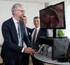 Forschungsreferent LH-Stv. Dr. Strugl testet einen neu entwickelten Simulator zur Übung von Operationen am offenen Schädel - v.l.: LH-Stv. Dr. Michael Strugl, DI Wolfgang Freiseisen (RISC Software), DI Dr. Wilfried Enzenhofer (UAR)