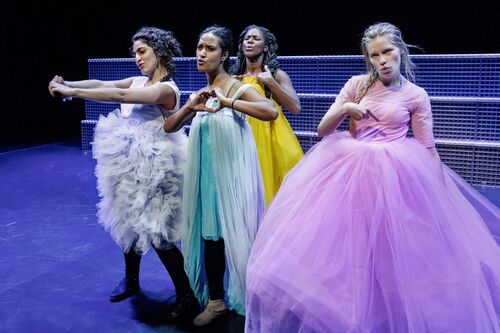Theaterszene, vier junge Frauen in ausdrucksstarker Pose
