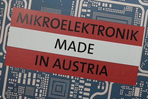 Mikrochip, Österreich-Fahne mit Aufschrift Mikroelektronik made in Austria