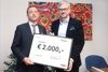 v.l.: Diakoniewerk-Geschäftsführer Dr. Johann Stroblmair erhält von Wirtschafts-Landesrat Michael Strugl eine Spende überreicht