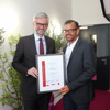 V.l.: LH-Stv. Dr. Michael Strugl überreichte Karl Ploberger die „Ehrenurkunde für Verdienste um den Tourismus in Oberösterreich“