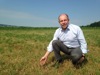 Agrar-Landesrat Max Hiegelsberger beim Lokalaugenschein der Trockenheit im Grünland