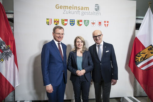 Von links: Landeshauptmann Mag. Thomas Stelzer, Bundesministerin Dr.in Susanne Raab und Bundesratspräsident KommR Robert Seeber.