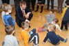 Landeshauptmann-Stellvertreter Mag. Thomas Stelzer mit den Kindern des Kinderbetreuungszentrums am Kepler Universitätsklinikum