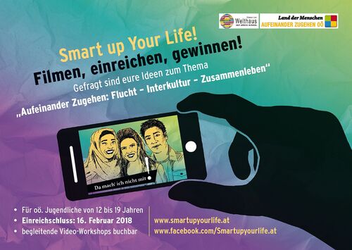 Eine Hand, die ein Handy mit Personen am Bildschirm hält. Die Überschrift lautet Smart up Your Life! Filmen, einreichen, gewinnen!