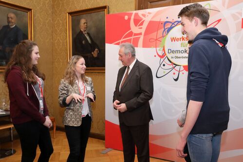 Landtagspräsident Viktor Sigl im Gespräch mit Jugendlichen