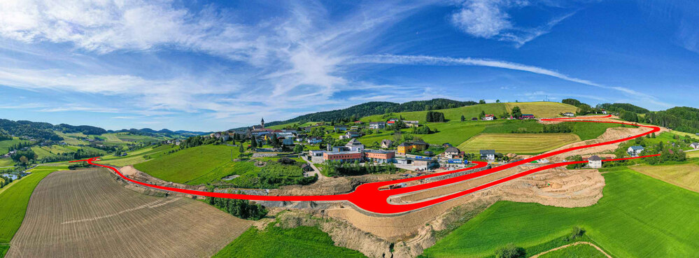 Drohnenaufnahme des Baufeldes der Umfahrung Peilstein Abschnitt 1 mit eingezeichnetem Straßenverlauf