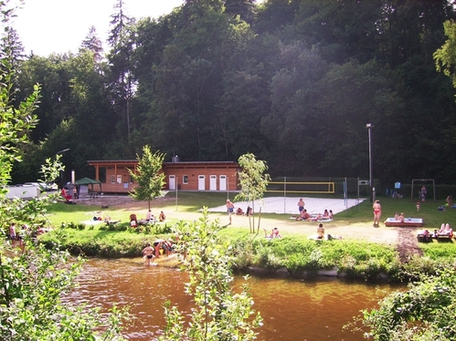 Flussbad an der Naarn in Perg, mooriges Waser viele Badegäste und Beachvolleyplatz