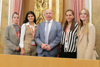 Schülerinnen der Business Academy Linz-Auhof  mit Landtagspräsident Max Hiegelsberger
