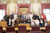 Gruppenfoto der Berufsschule 2 mit Landtagspräsident Max im Plenarsaal des Linzer Landhauses
