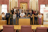 Gruppenfoto des BG BRG Enns mit Landtagsdirektor-Stv. Mag. Dr. Gerald Grabensteiner im Plenarsaal des Linzer Landhauses