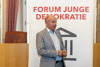 Landtagspräsident Max Hiegelsberger begrüßt die Schülerinnen und Schüler der HLW Perg beim Workshop Forum junge Demokratie im Linzer Landhaus