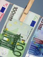 Euroscheine hängen auf einer Wäscheleine (Foto: Wodicka/Bilderbox)