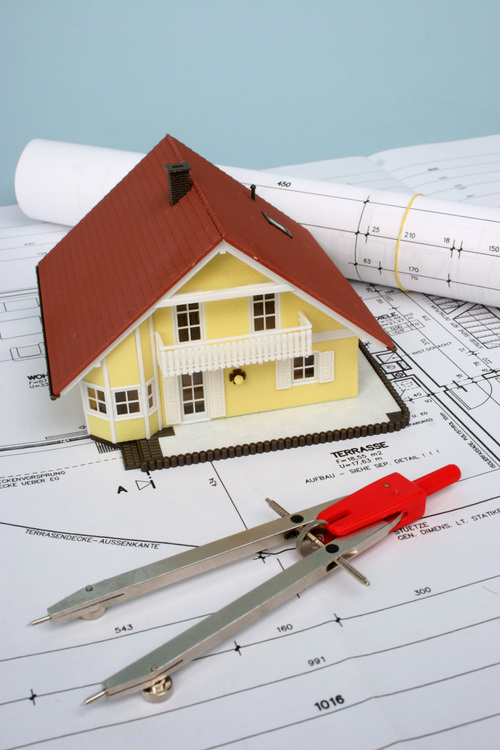 Bauplan und Modell eines Einfamilienhauses 