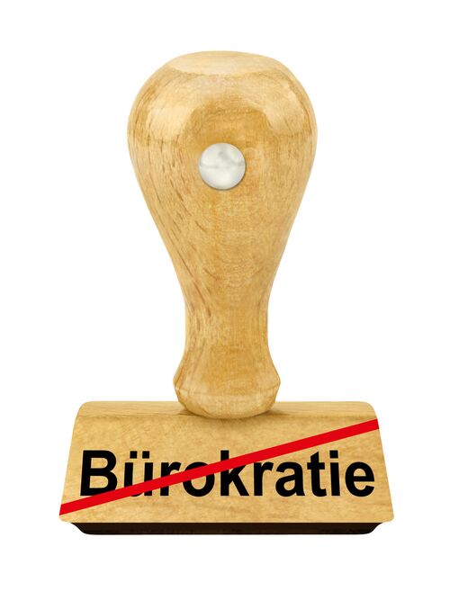 Stempel aus Holz und Bürokratie auf weißem Hintergrund Stempel aus Holz und Bürokratie auf weißem Hintergrund