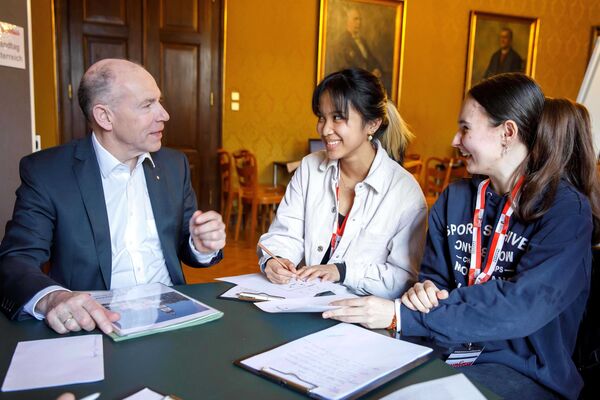 Landtagspräsident Max Hiegelsberger im Gespräch mit Schülerinnen bei der Werkstatt für Demokratie in Oberösterreich 