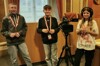 Zwei Schüler und eine Schülerin im Videoworkshop bei der Werkstatt für Demokratie in Oberösterreich 