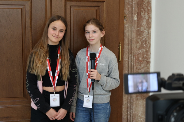 Zwei Schülerinnen im Videoworkshop bei der Werkstatt für Demokratie in Oberösterreich
