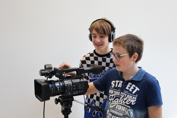 Zwei Schüler im Videoworkshop bei der Werkstatt für Demokratie in Oberösterreich