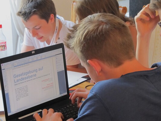 Schüler erstellen eine Zeitung bei der Werkstatt für Demokratie in Oberösterreich