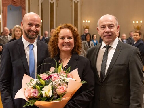 Landtagspräsident Max Hiegelsberger und Klubobmann Severin Mayr gratulieren der neu angelobten Landtagsabgeordneten Brigitte Huber-Reiter Landtagspräsident Max Hiegelsberger und Klubobmann Severin Mayr gratulieren der neu angelobten Landtagsabgeordneten Brigitte Huber-Reiter