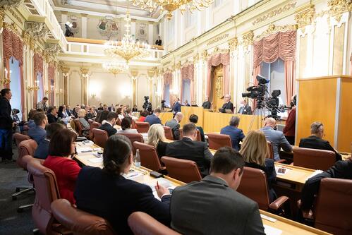 Landtagssitzung mit den Abegeordneten und Regierungsmitgleider während der Konstituierenden Sitzung des Oö. Landtags am 23.10.2021