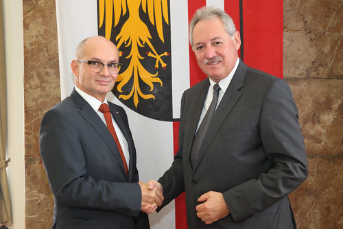 Erster Präsident des Oö. Landtags KommR Viktor Sigl gratuliert Dr. Friedrich Pammer zur Wiederbestellung als Direktor des Oö. Landesrechnungshofs