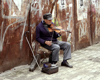 Straßenmusikant mit einer alten Violine